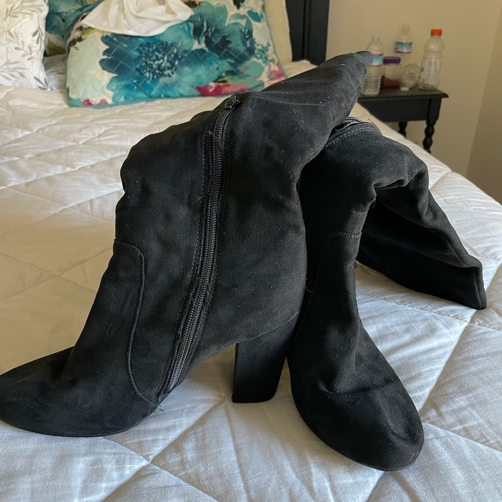 Black heeled boots